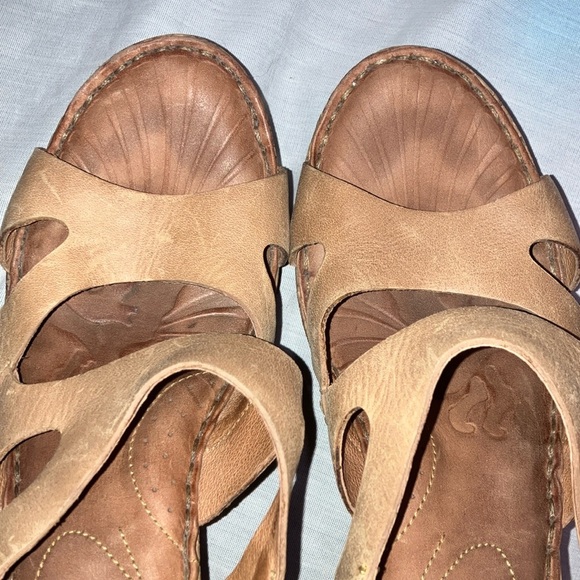 Size 9 (40.5) fits 9-9.5 Born Women's Tan Wedge Sandals - Picture 15 of 16
